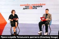 Ольга и Владимир Пахомов, главный редактор портала "Грамота.ру", председатель филологического совета "Тотального диктанта"