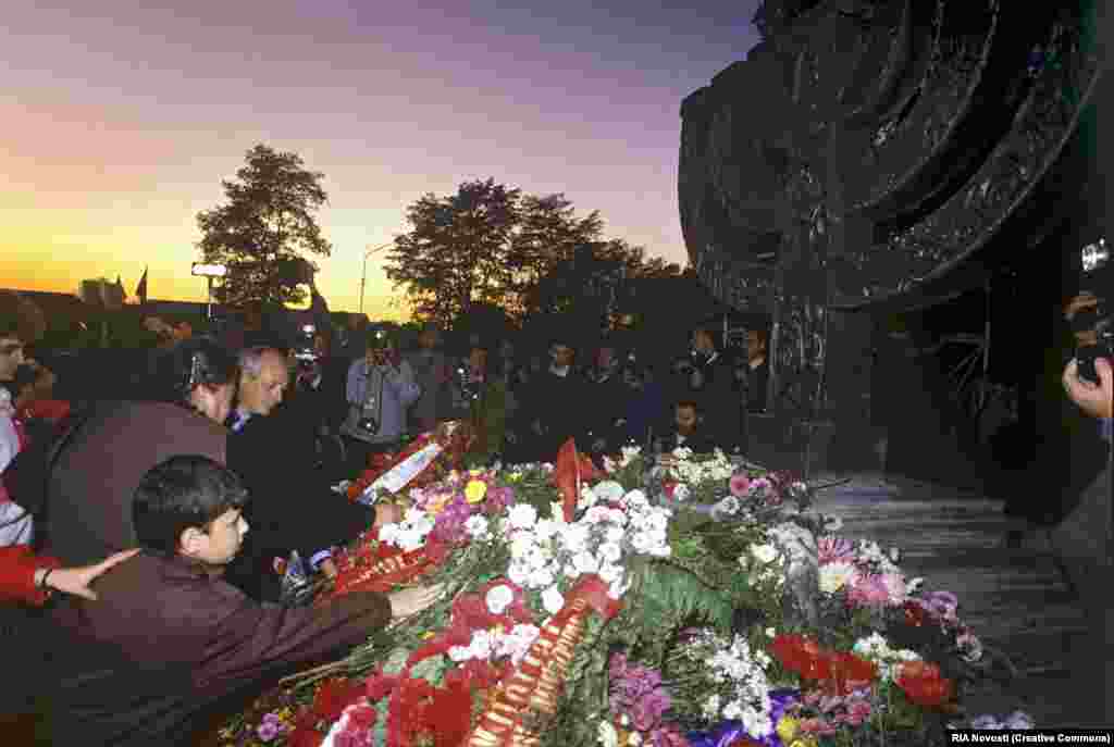 Только через полвека после трагедии, когда Украина обрела независимость от СССР в 1991 году, в Бабьем Яру возвели отдельный мемориал, посвященный еврейским жертвам. На открытие памятника в виде меноры собрались сотни людей