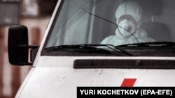 Сотрудник скорой помощи в машине в Москве. 2 апреля 2020