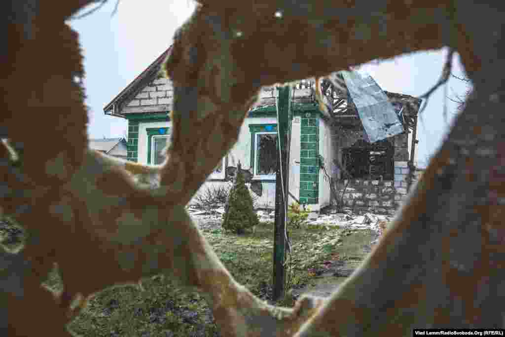 Разрушенный обстрелами дом в селе Первомайское