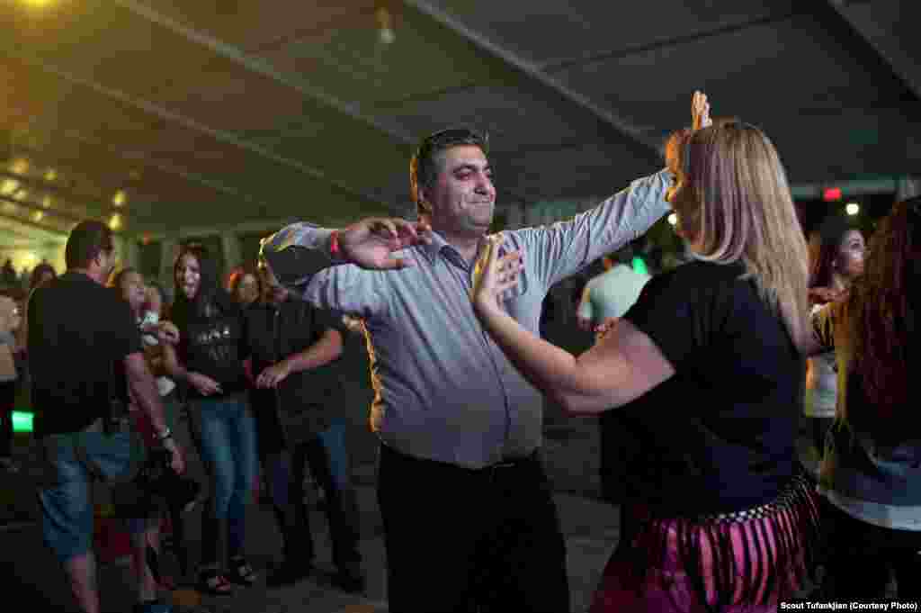 Танцы на Summerfest, ежегодной вечеринке, организованной Армянским общинным центром в Торонто, Канада. &laquo;Торонто &ndash; это город, который принимает людей со всего мира с распростертыми объятиями, - сказал Туфанкджян местный житель. - С детства быть армянином было естественной частью моей жизни&raquo;. &nbsp;
