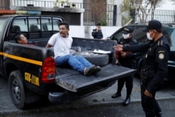 Задержанные за нарушение комендантского часа в Гватемала Сити, 5 апреля 2020 года. Фото: Reuters