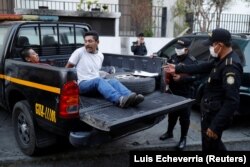 Задержанные за нарушение комендантского часа в Гватемала Сити, 5 апреля 2020 года. Фото: Reuters