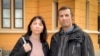 У Романа Протасевича на видео белорусского госканала ОНТ – "синяки на руках", сообщили его родители в эфире Настоящего Времени