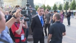 Moscow Protesters Shout Down Russian State TV Journalist