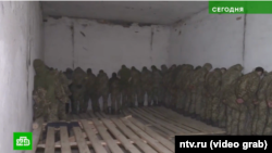 Скриншот из пропагандистского фильма канала НТВ о лагере в Наровле, в таком же помещении держали Дмитрия Хилюка