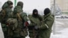 Центр Луганска второй день оцеплен неизвестными вооруженными людьми