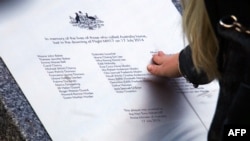 Памятная доска с именами погибших пассажиров, установленная в Австралии в годовщину катастрофы 
