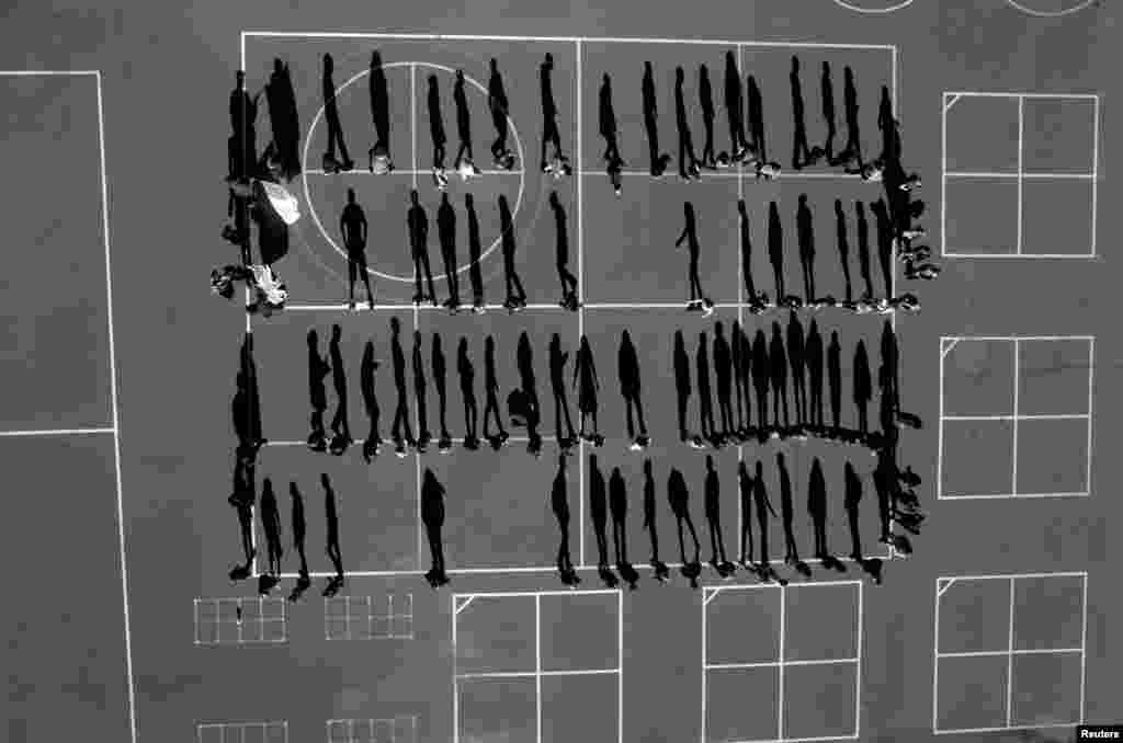 В категории &quot;Современные проблемы. Истории&quot; были отмечены снимки бельгийца Томаса ван Хутрива, сделанные с беспилотного летательного аппарата (дрона). Вот одна из этих работа - на ней изображены студенты одного из колледжей в Калифорнии на школьном дворе. &nbsp;
