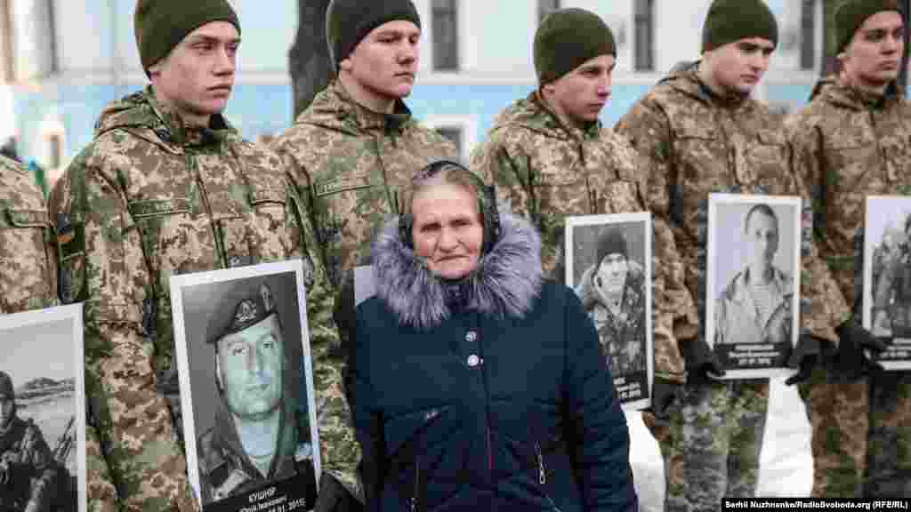 Вера Кушнир у фотографии своего сына, солдата 122-го отдельного аэромобильного батальона, защитника Донецкого аэропорта Юрия Кушнира, который погиб от осколочного ранения в голову