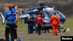Французские спасатели готовятся к вылету на поиски разбившегося в Альпах самолета Germanwings, фото Reuters