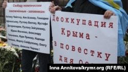 Крымские татары протестуют перед посольством России в Киеве 6 ноября 2015 года 