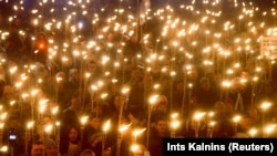 Именно EKRE каждый год проводит многотысячное факельное шествие по центру Таллинна для "патриотов Эстонии", как говорят организаторы.