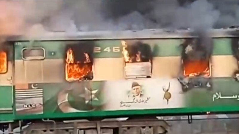 В Пакистане 64 человека погибли в пожаре в поезде: он начался от горелки, на которой готовили еду
