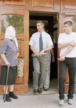 1 июля 2003 года. Вышедшего по амнистии Анатолия Быкова встречают у здания суда в Красноярске. Фото: ТАСС