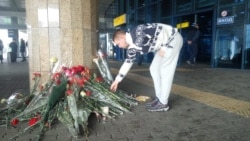 Люди оставляют цветы у здания пассажирского терминала алматинского аэропорта, рядом с которым разбился пассажирский самолет. 28 декабря 2019 года
