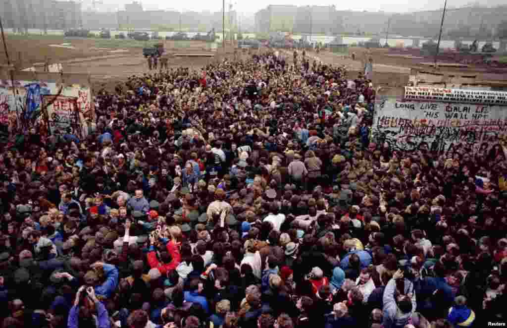 Встреча жителей Западного и Восточного Берлина на Потсдамской площади после падения Берлинской стены.&nbsp;12 ноября 1989 года 