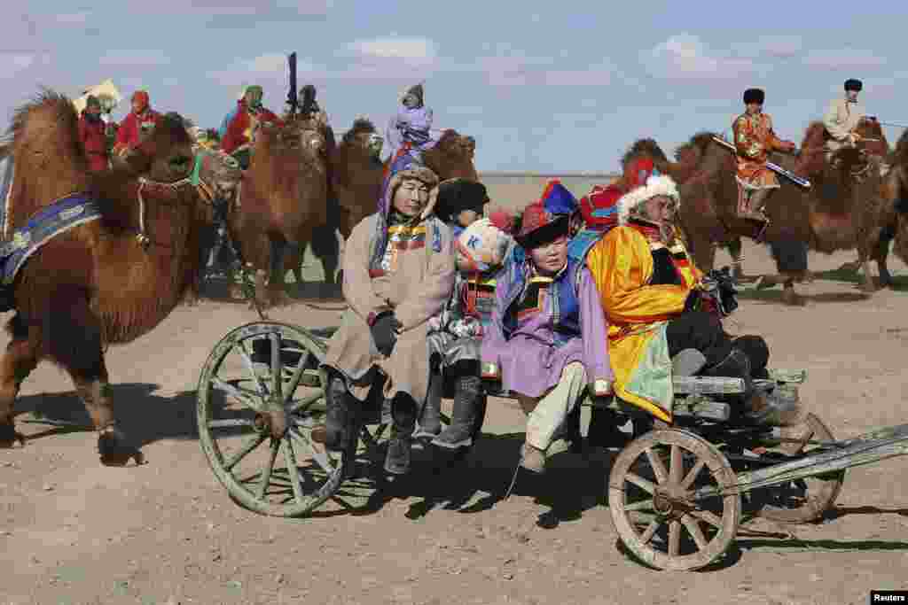 В течение двух дней люди живут в пустыне в традиционных палатках, единственный транспорт здесь &ndash; верблюды