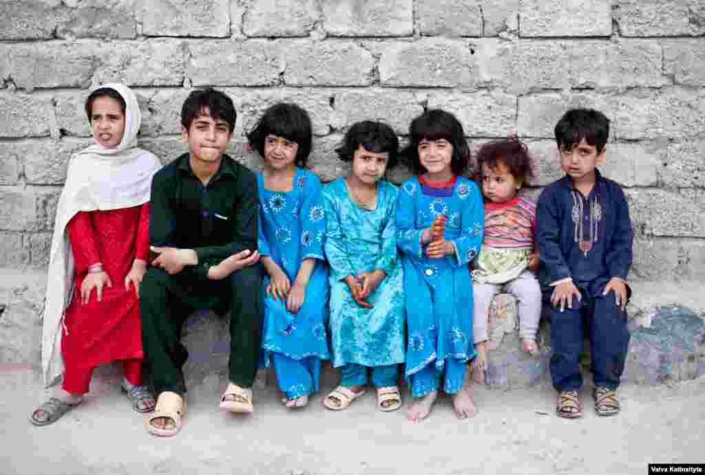 Дети беженцев, родившиеся в Пакистане, не имеют права посещать ни школы, ни больницы в Кабуле - у них пакистанские паспорта