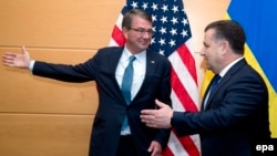 Министр обороны Украины Степан Полторак и министр обороны Эштон Картер перед заседанием министров обороны стран НАТО в Брюсселе 15 июня 2016 года 