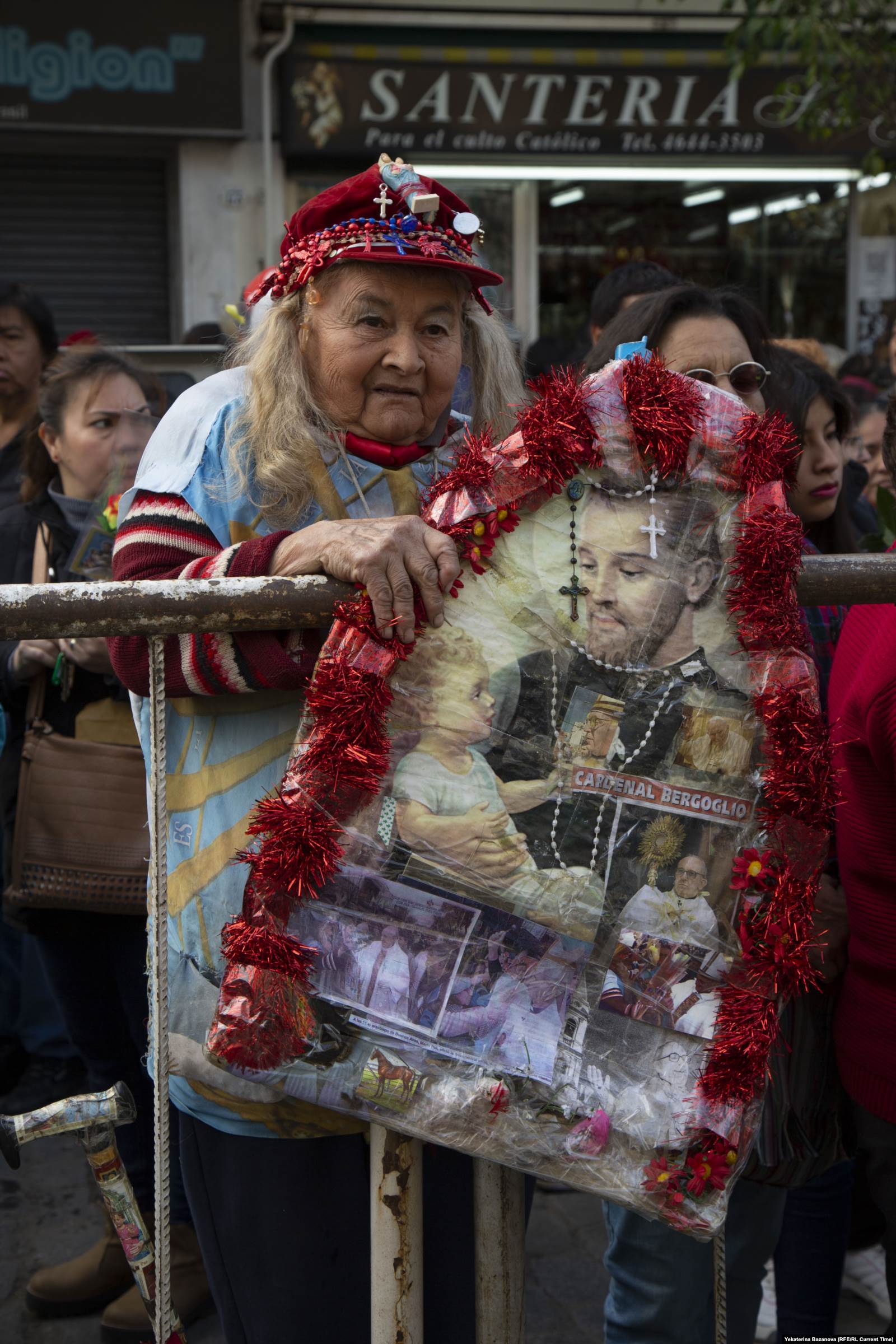 Паломница Марта с портретом Святого Каэтано и папы Римского Франциска. Фото: Франко Ловисоло