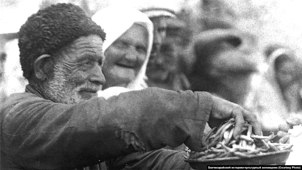 Продавец фасоли. Бахчисарай, 1920-е Фасоль входила в состав блюд во всех районах Крыма. Можно было приготовить мясной суп со стручками зеленой фасоли, заправленный кислым молоком, суп с лапшой и отварной фасолью или просто подать фасоль с лапшой