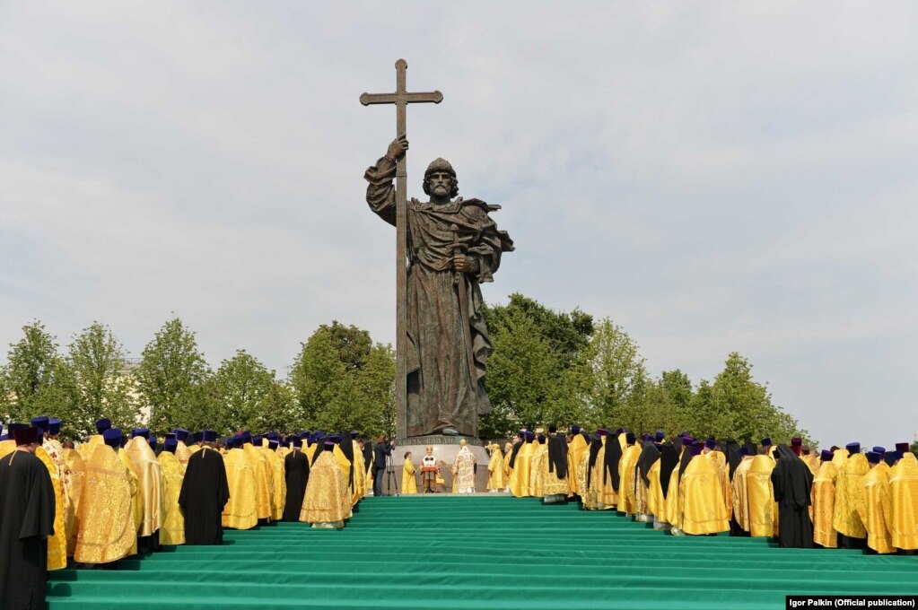 Патриарх на молебне у памятника князю Владимиру в Москве. Фото: пресс-служба Московской патриархии