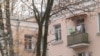 "Почему я должна куда-то переезжать?" В Москве без согласия жителей сносят 37 домов