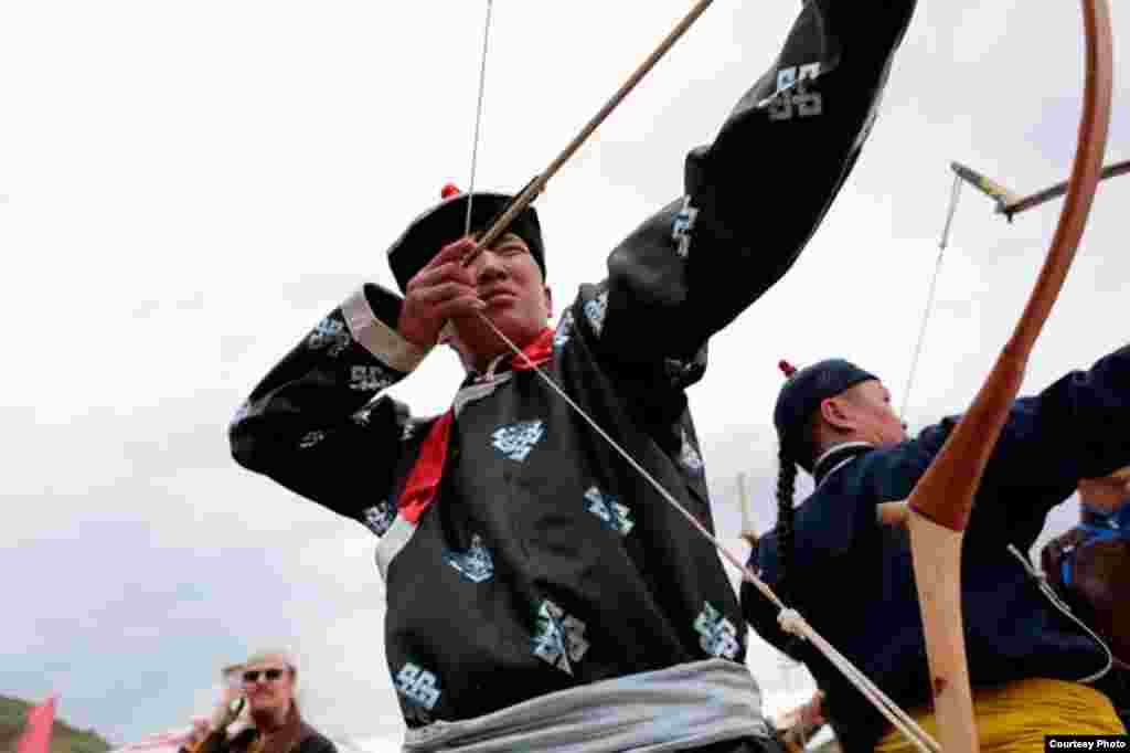 Состязания в стрельбе из лука среди тувинских исполнителей горлового пения. Фотоочерк Саяны Монгуш
