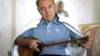 Президент Казахстана играет на национальном инструменте домбыре 