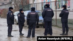 Сотрудники полиции во время обыска в Симферополе