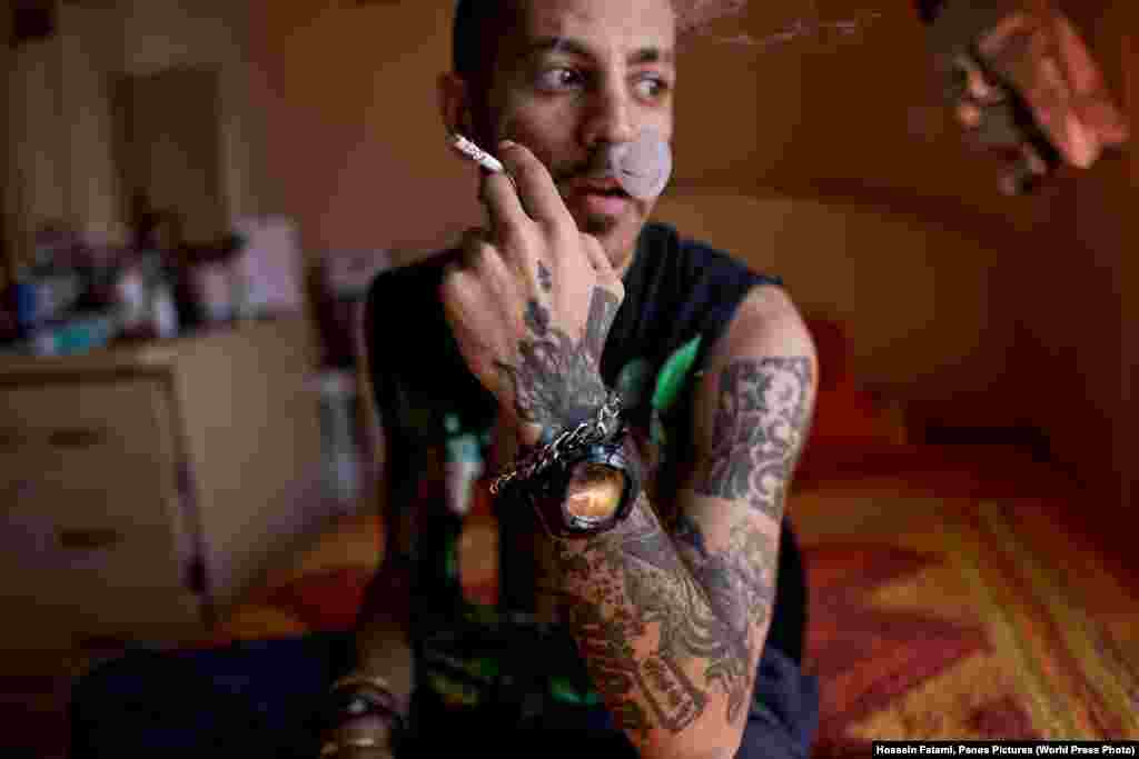 Второй приз в категории &quot;Долгосрочный проект&quot;: иранский татуировщик Сиаваш курит сигарету. Согласно мусульманским традициям, татуировки запрещены. Фото &ndash; Хуссейн Фатеми