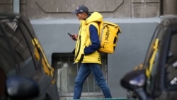 Курьер в России. Иллюстративное фото 