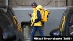 Курьер в России. Иллюстративное фото 