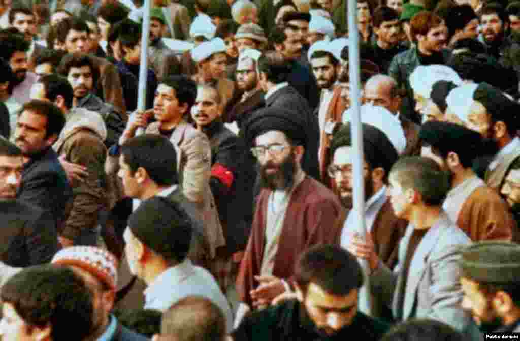 Али Хаменеи (в центре справа), ныне верховный лидер Ирана, протестует в Мешхеде во время Исламской революции. 1979 год.