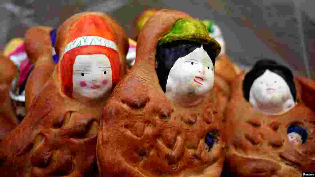 В Боливии в День всех святых дома и выпечку украшают глинянными масками
