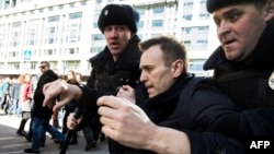 Полиция задерживает Навального на митинге 26 марта 