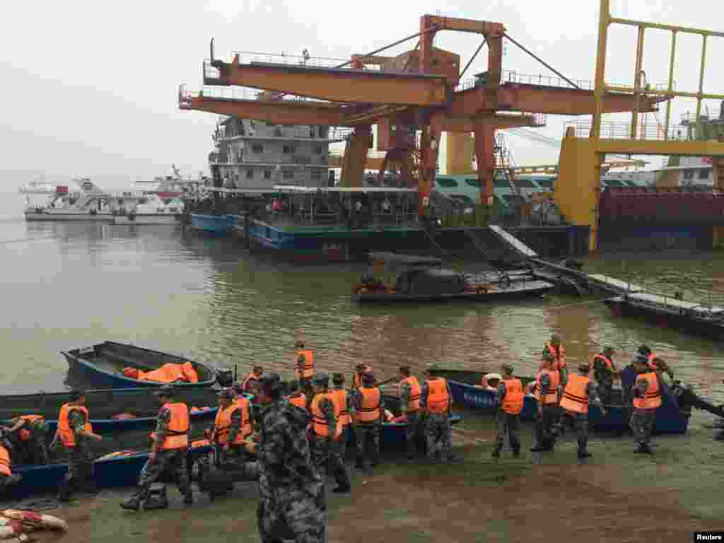 Спасатели сообщают, что изнутри затонувшего в&nbsp;реке Янцзы судна &nbsp;доносятся звуки, передает китайский телеканал&nbsp;CCTV