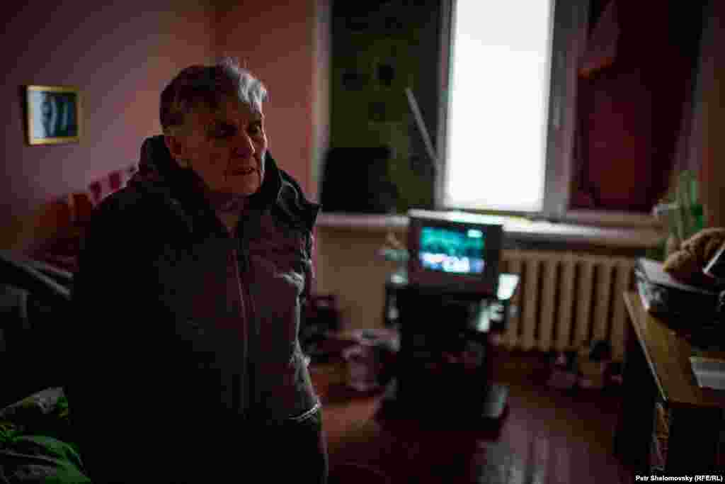 78 летняя Катерина Егоровна Мороз в своем поврежденном доме. Дебальцево.