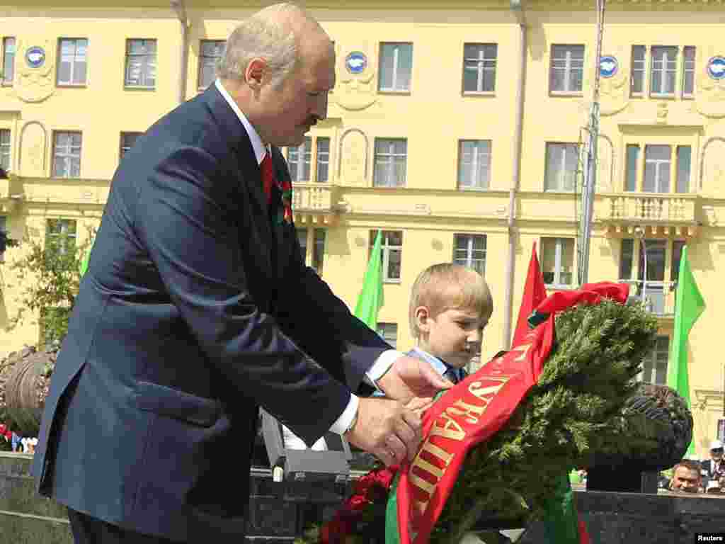 Александр Лукашенко с сыном Николаем возлагает венок на Площади Победы в Минске, 2011. 