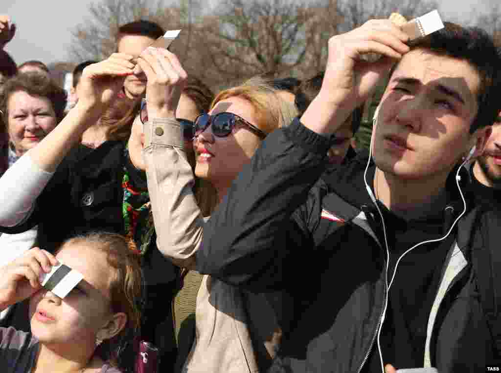 Люди в Москве наблюдают за солнечным затмением&nbsp;