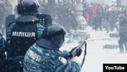 Кадры из фильма "Зима в огне: борьба Украины за свободу"
