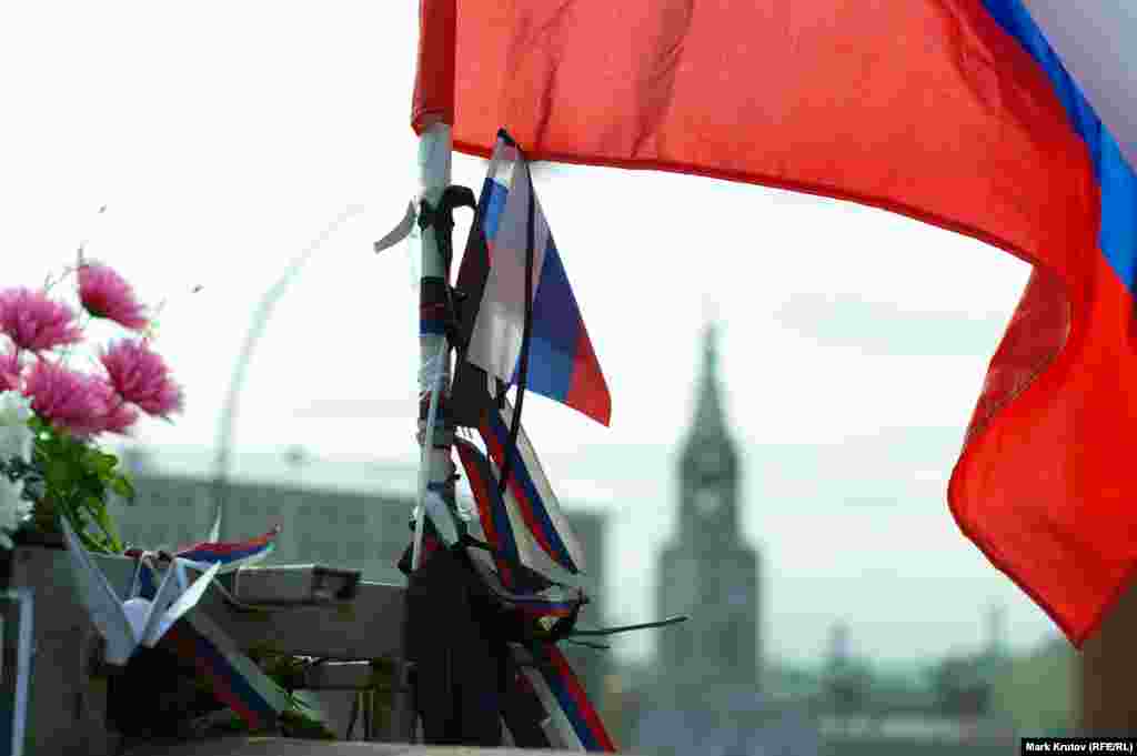На месте трагедии появился большой российский флаг с траурными ленточками