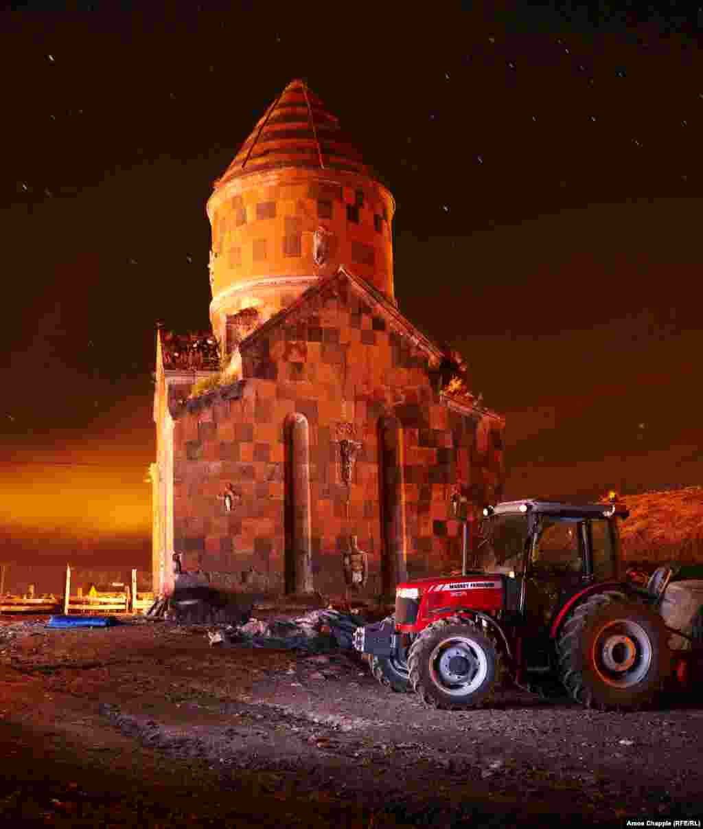 Красная церковь (Kizil Kilise) в деревне Ягкесен в нескольких километрах от Ани. Ягкесен был армянским поселением вплоть до 1920 года, когда большинство его жителей, опасаясь погромов и резни, все-таки уехали в Советскую Армению