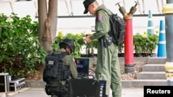 Офицеры-минеры исследуют одно из разорвавшихся устройств в Бангкоке. 2 авгуса 2019 года