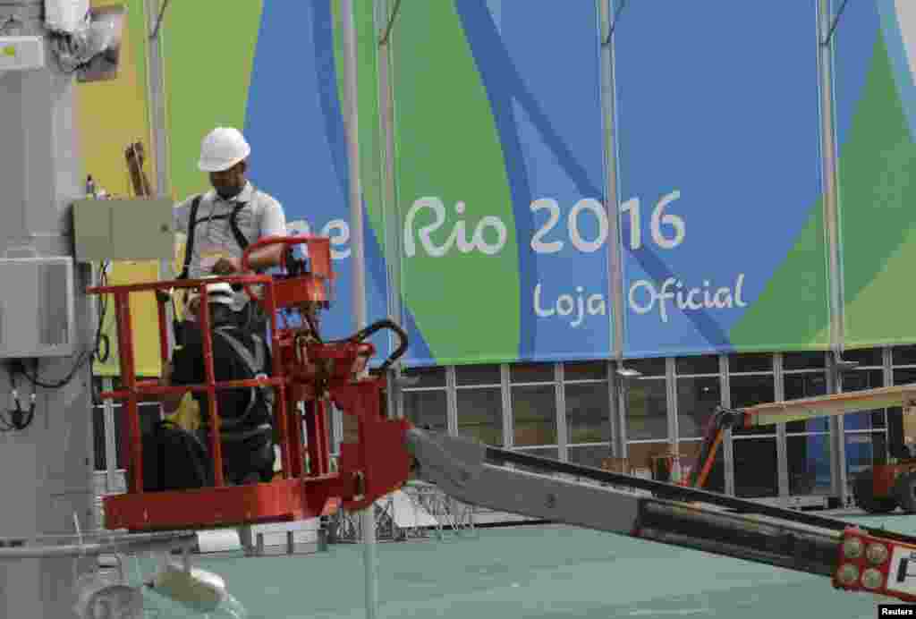 Рабочие все еще ведут ремонт в Олимпийском парке. Строительство многих олимпийских объектов завершают в Рио как раз в эти дни