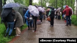 Родные арестованных стоят у спецприемника на Окрестина в Минске, май 2021 года