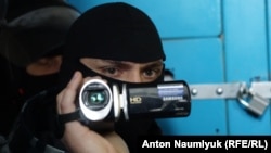 Сотрудник ФСБ во время обыска в офисе крымскотатарского адвоката Эмиля Кубердинова в Крыму