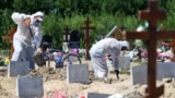 Похороны умерших от коронавирусной инфекции на Новом Колпинском городском кладбище в Санкт-Петербурге, 1 июля 2021 года. Фото: ТАСС