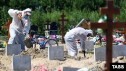 Похороны умерших от коронавирусной инфекции на Новом Колпинском городском кладбище в Санкт-Петербурге, 1 июля 2021 года. Фото: ТАСС